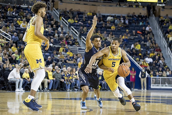 Isaiah Livers (4) and Jaaron Simmons (5)