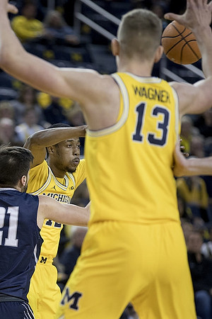 Muhammad-Ali Abdur-Rahkman (12) and Moritz Wagner (13)
