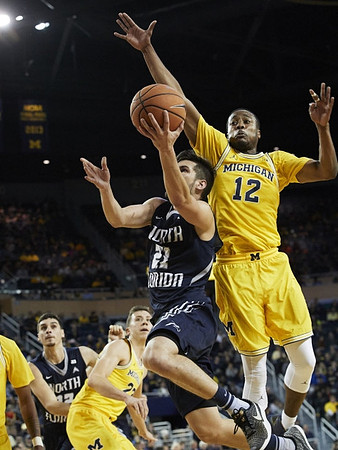 Muhammad-Ali Abdur-Rahkman (12) and Duncan Robinson (22)