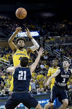 Isaiah Livers (4)