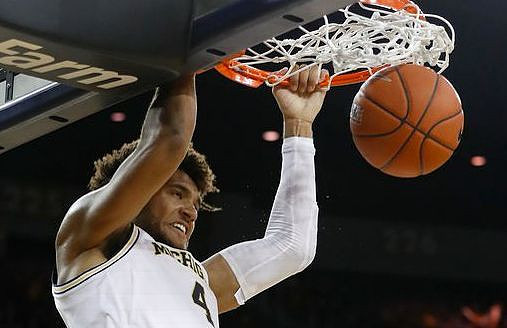 Isaiah Livers (4)