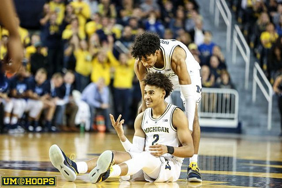 Jordan Poole (2) and Eli Brooks (55)