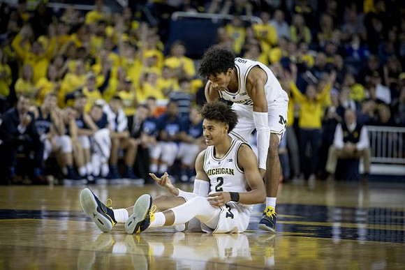Jordan Poole (2) and Eli Brooks (55)