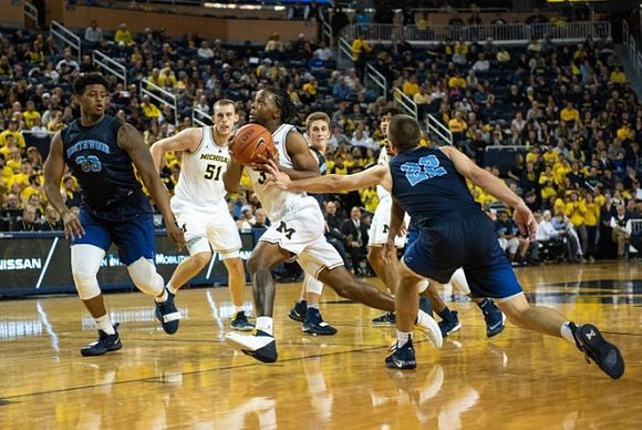Austin Davis (51) and Zavier Simpson (3)