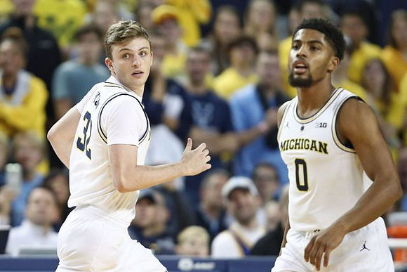 Luke Wilson (32) and David DeJulius (0)