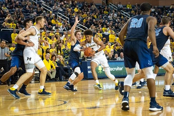 Austin Davis (51) and Jordan Poole (2)