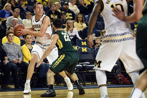 Brent Hibbitts (0) and Derrick Walton Jr. (10)