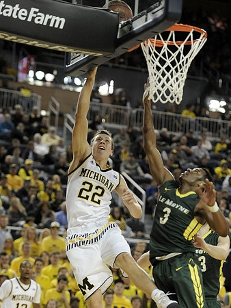 Duncan Robinson (22) and Muhammad-Ali Abdur-Rahkman (12)