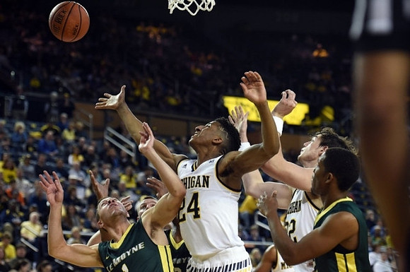 Aubrey Dawkins (24) and Ricky Doyle (32)