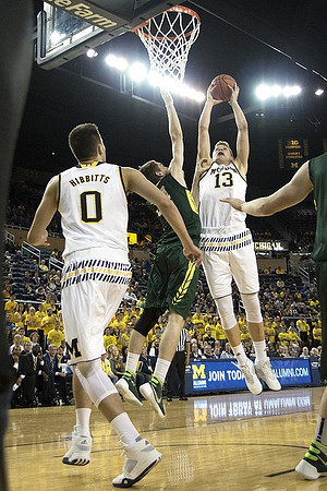 Brent Hibbitts (0) and Moritz Wagner (13)