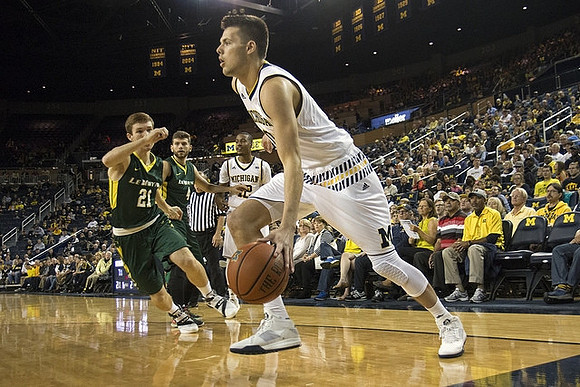 Muhammad-Ali Abdur-Rahkman (12) and Moritz Wagner (13)