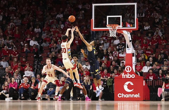Tarris Reed Jr. (32) and Nimari Burnett (4)