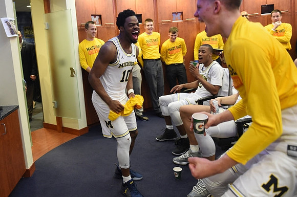 Derrick Walton Jr. (10) and Michigan Team