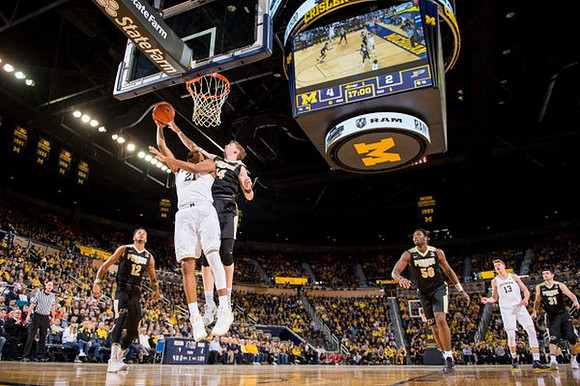 Zak Irvin (21) and Moritz Wagner (13)