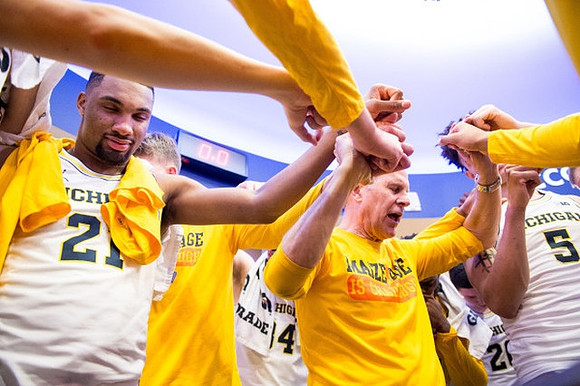 Zak Irvin (21), John Beilein, D.J. Wilson (5), and Michigan Team