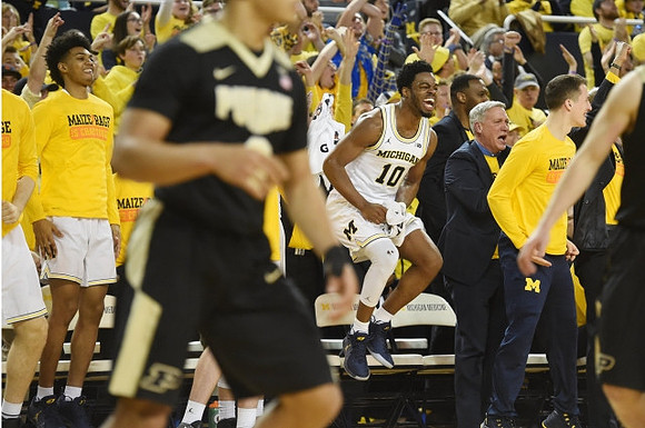 Derrick Walton Jr. (10) and Michigan Team