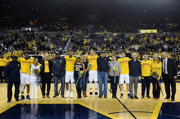 Derrick Walton Jr. (10), John Beilein, Zak Irvin (21), Mark Donnal (34), Sean Lonergan (20), and Andrew Dakich (11)