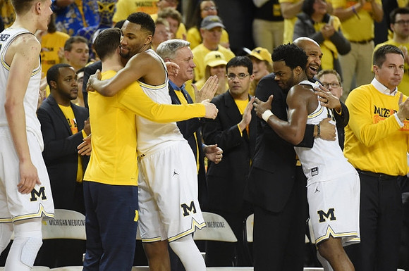 Zak Irvin (21), Derrick Walton Jr. (10), and Michigan Team