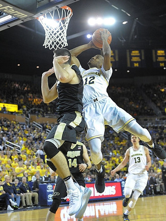 Muhammad-Ali Abdur-Rahkman (12) and Moritz Wagner (13)