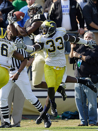 Donovan Warren (6) and Boubacar Cissoko (33)