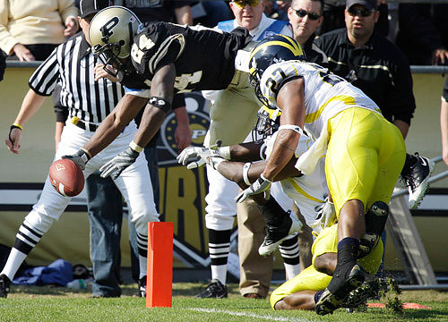 Donovan Warren (6) and Brandon Harrison (27)
