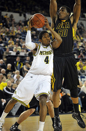 Darius Morris (4)