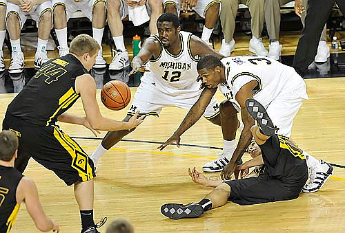 Anthony Wright (12) and DeShawn Sims (34)