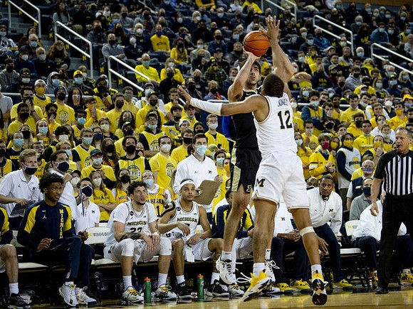 DeVante' Jones (12)