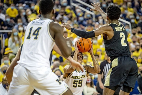Moussa Diabate (14) and Eli Brooks (55)