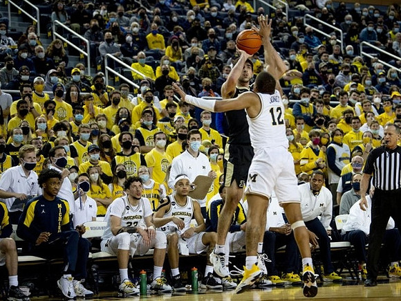 DeVante' Jones (12)