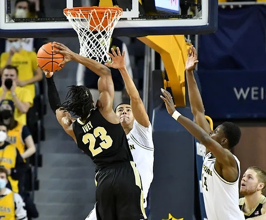 Caleb Houstan (22) and Moussa Diabate (14)