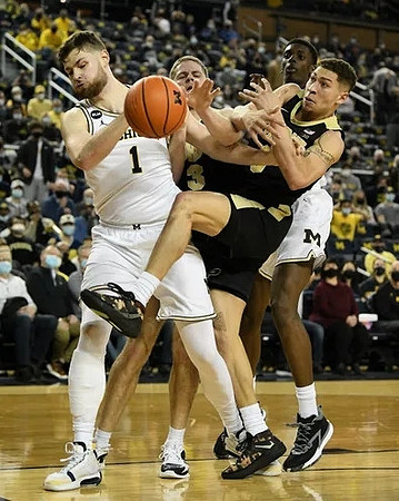 Hunter Dickinson (1) and Moussa Diabate (14)