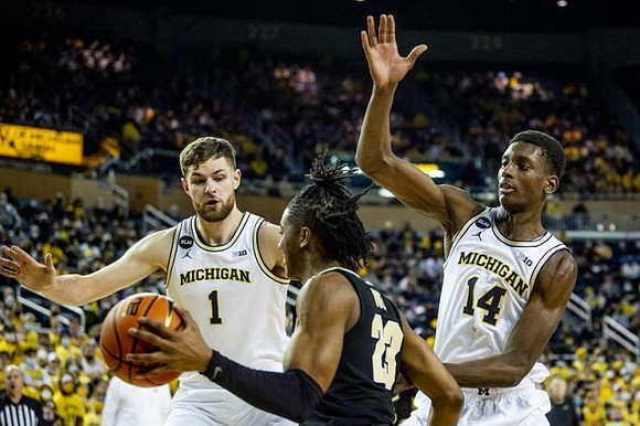 Hunter Dickinson (1) and Moussa Diabate (14)