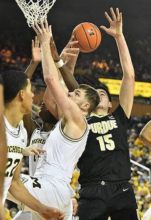 Caleb Houstan (22) and Hunter Dickinson (1)
