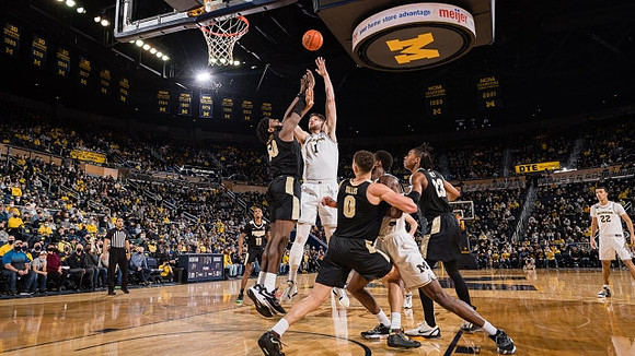 Hunter Dickinson (1), Moussa Diabate (14), and Caleb Houstan (22)
