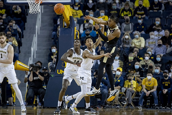 Hunter Dickinson (1), Moussa Diabate (14), and Kobe Bufkin (2)