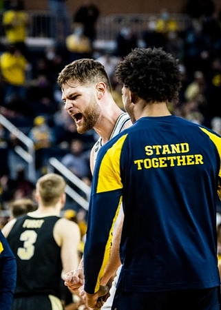 Hunter Dickinson (1) and Jace Howard (25)