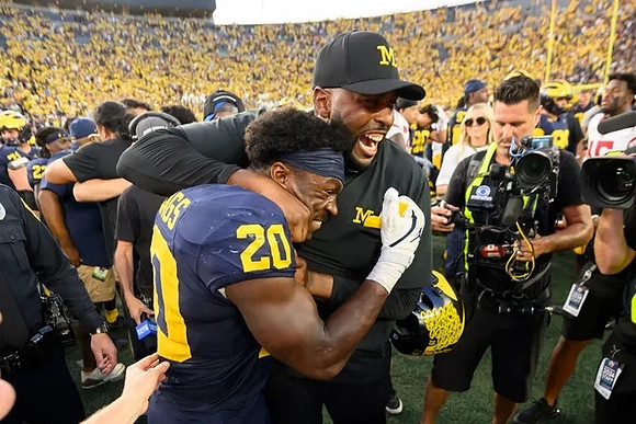 Kalel Mullings (20) and Sherrone Moore
