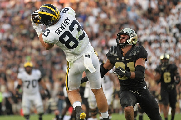 Nolan Ulizio (70) and Zach Gentry (83)