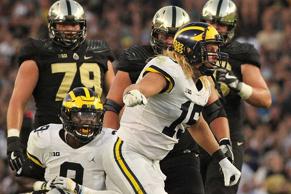 Mike McCray (9) and Chase Winovich (15)