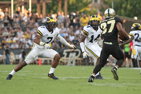 Khaleke Hudson (7) and Josh Metellus (14)