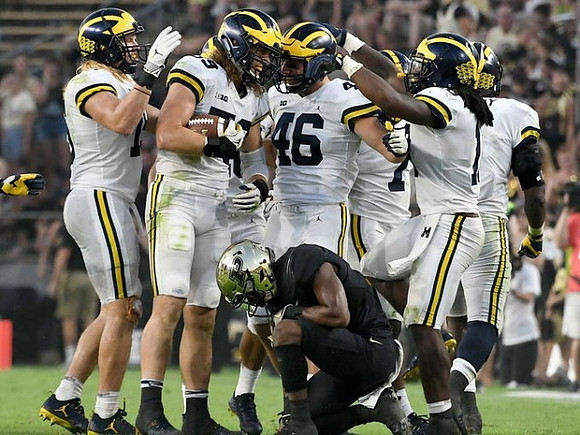 Chase Winovich (15), Noah Furbush (59), Michael Wroblewski (46), and Devin Bush (10)