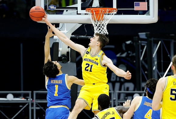 Franz Wagner (21), Chaundee Brown Jr. (15), and Austin Davis (51)