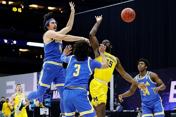Chaundee Brown Jr. (15) and Franz Wagner (21)