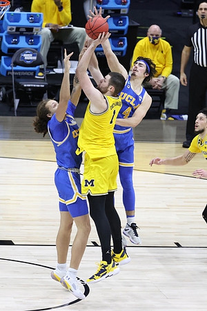 Hunter Dickinson (1) and Brandon Johns Jr. (23)
