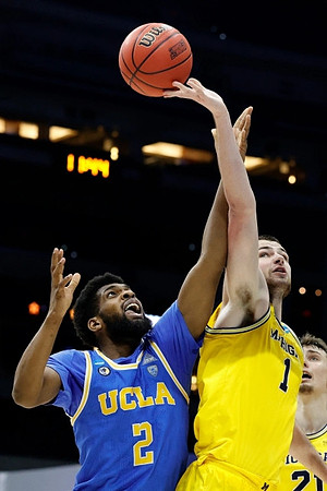 Hunter Dickinson (1) and Franz Wagner (21)