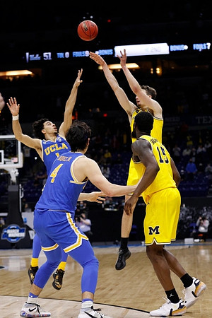 Chaundee Brown Jr. (15) and Franz Wagner (21)