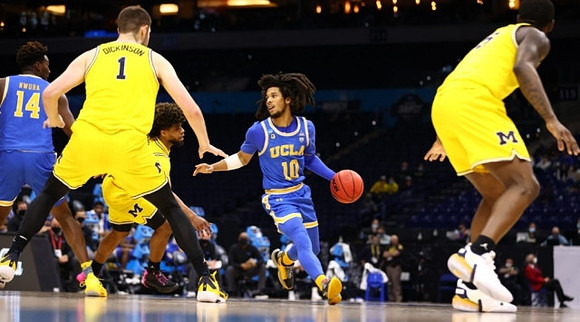 Hunter Dickinson (1), Mike Smith (12), and Chaundee Brown Jr. (15)