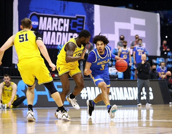 Austin Davis (51) and Chaundee Brown Jr. (15)