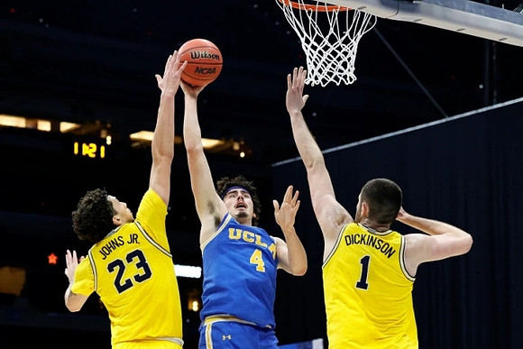 Brandon Johns Jr. (23) and Hunter Dickinson (1)